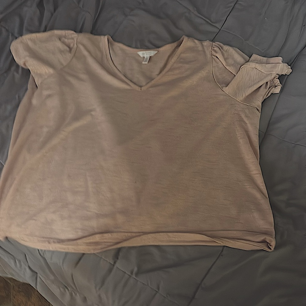 Short sleeve shirt with ruffled at the bottom of the arms